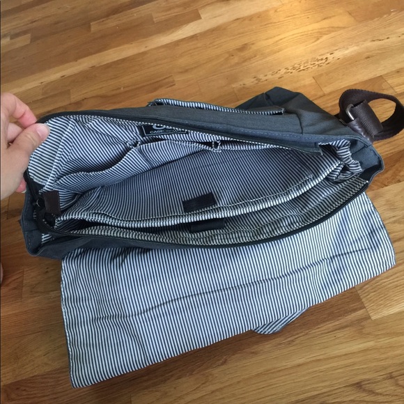 Case Crown Messenger Bag - Picture 4 of 4